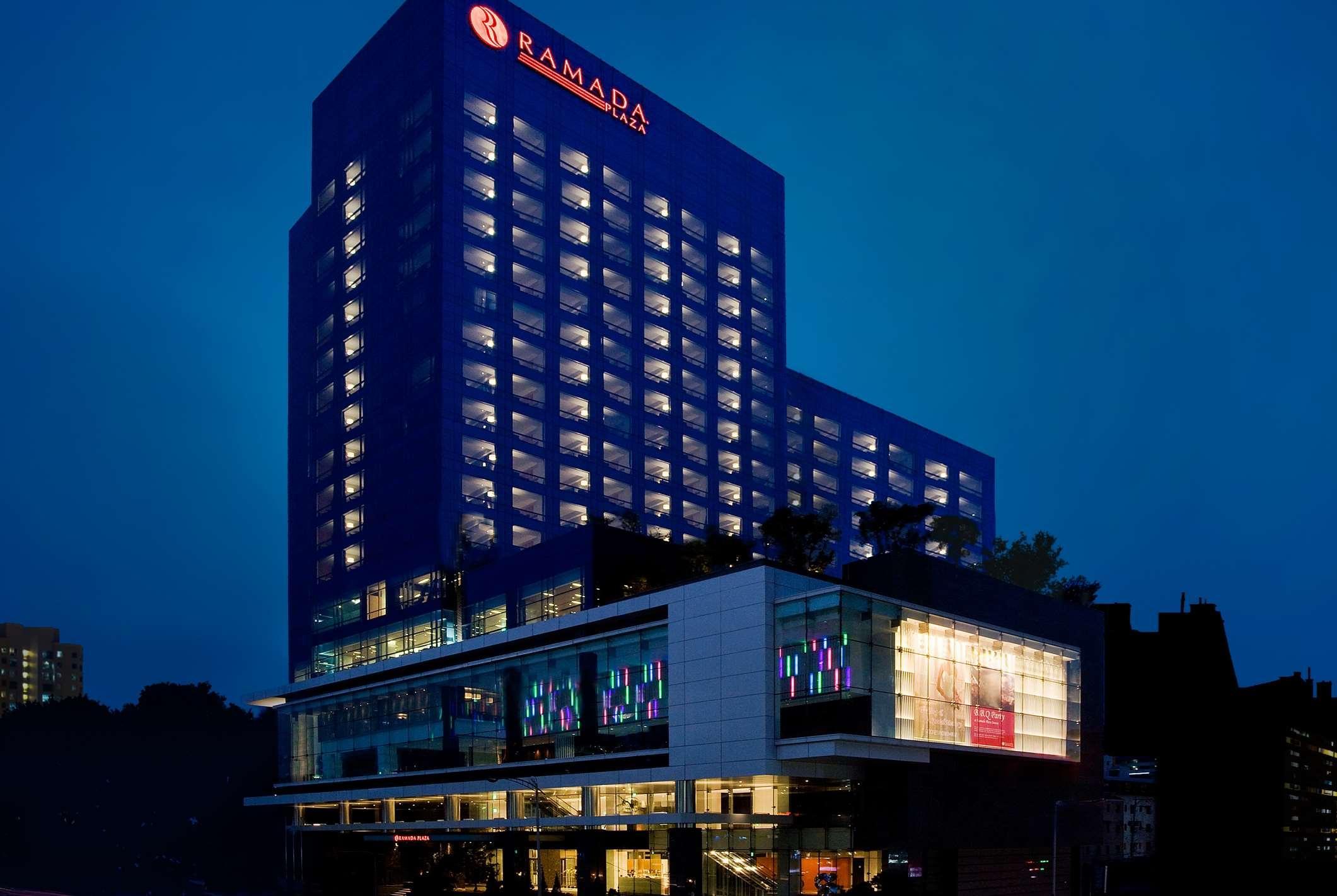 Отель Ramada Plaza By Wyndham Сувон Экстерьер фото